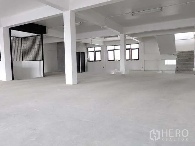 สำนักงานที่บ้าน ขายในKhlong Toei, Bangkok - พื้นที่โล่งขนาดใหญ่ เสากลาง หน้าต่าง และพื้นคอนกรีต