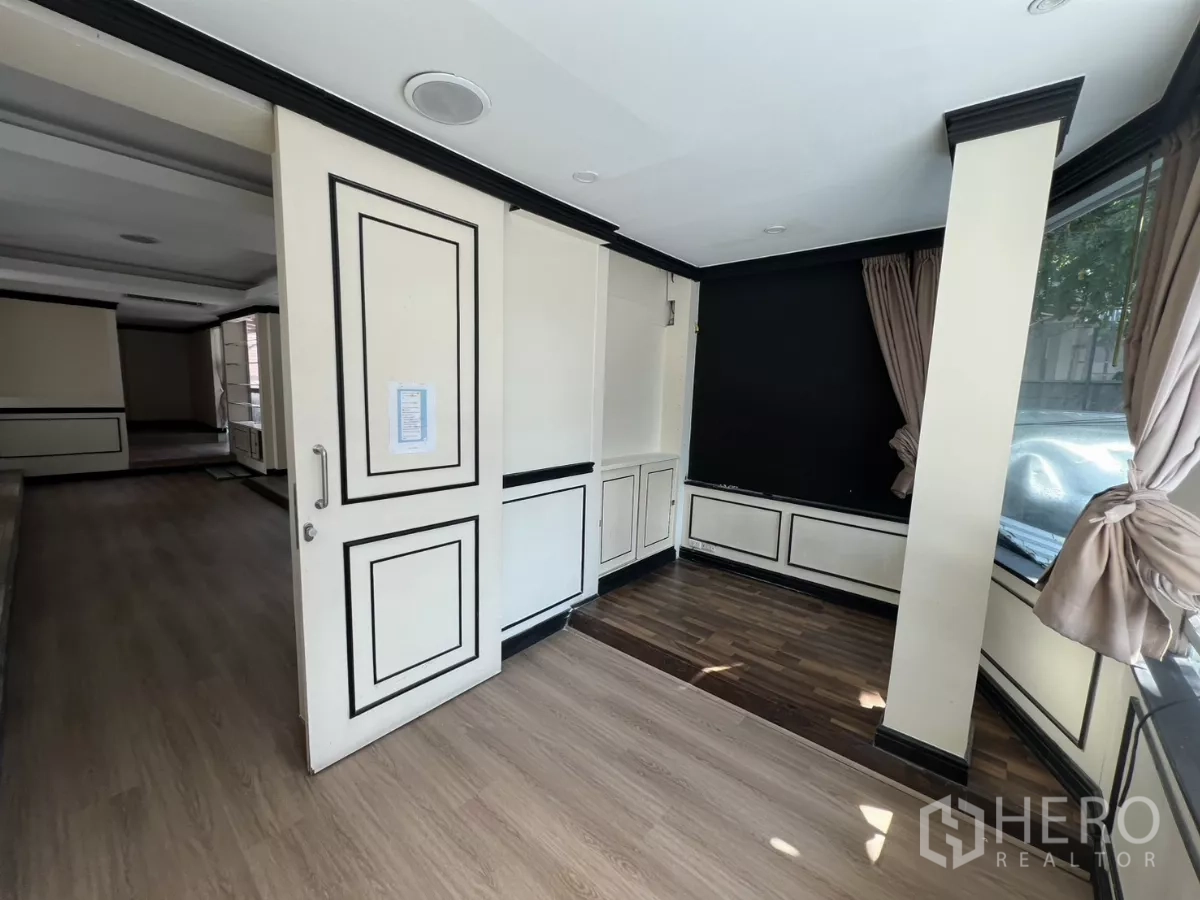 พื้นที่ขายปลีก ให้เช่า - มุมโชว์หน้าร้าน หน้าต่างบานใหญ่ติดถนน พื้นไม้