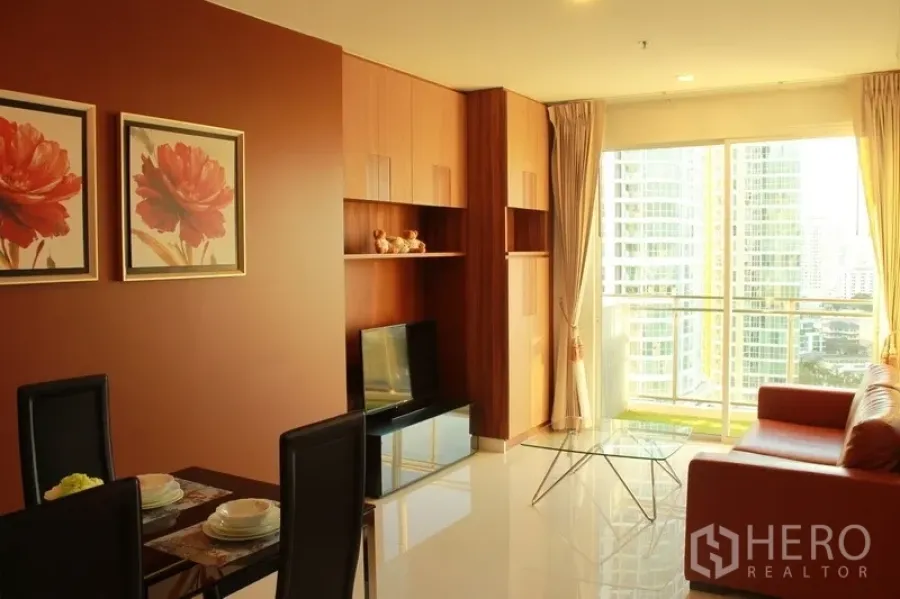 คอนโด ให้เช่าในWatthana, Bangkok - พื้นที่นั่งเล่นแบบโอเพ่นแพลน ตู้บิวท์อิน ชุดโต๊ะทานอาหาร และระเบียงวิวตึกสูงโดยรอบ