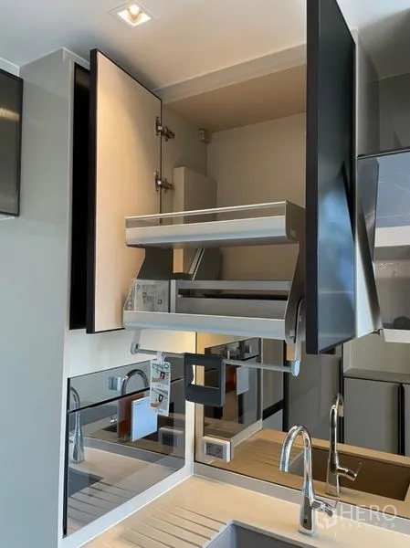 คอนโด ขายในWatthana, Bangkok - ตู้ครัวดีไซน์ฟังก์ชัน พร้อมชั้นวางจานแบบดึงลงและแบ็คสเปลชกระจก