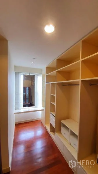 คอนโด ให้เช่าในWatthana, Bangkok - วอล์กอินคลอเซ็ต บิลท์อินชั้นเก็บของ พร้อมที่นั่งริมหน้าต่างมองเห็นวิวเมือง