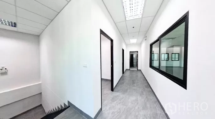 工厂 出租在Samut Prakan - 通往各房间的走廊，内窗与楼梯，白墙灰地面