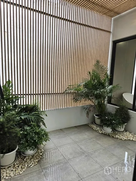 บ้าน ขายในKhlong Toei, Bangkok - เทอเรสมีหลังคา ผนังระแนงแนวตั้งและไม้กระถาง