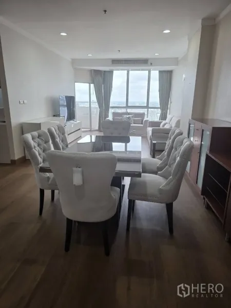 คอนโด ให้เช่าในKhlong Toei, Bangkok - โถงนั่งเล่น–ทานอาหารเปิดโล่งรับแสง พร้อมหน้าต่างบานใหญ่และวิวสกายไลน์