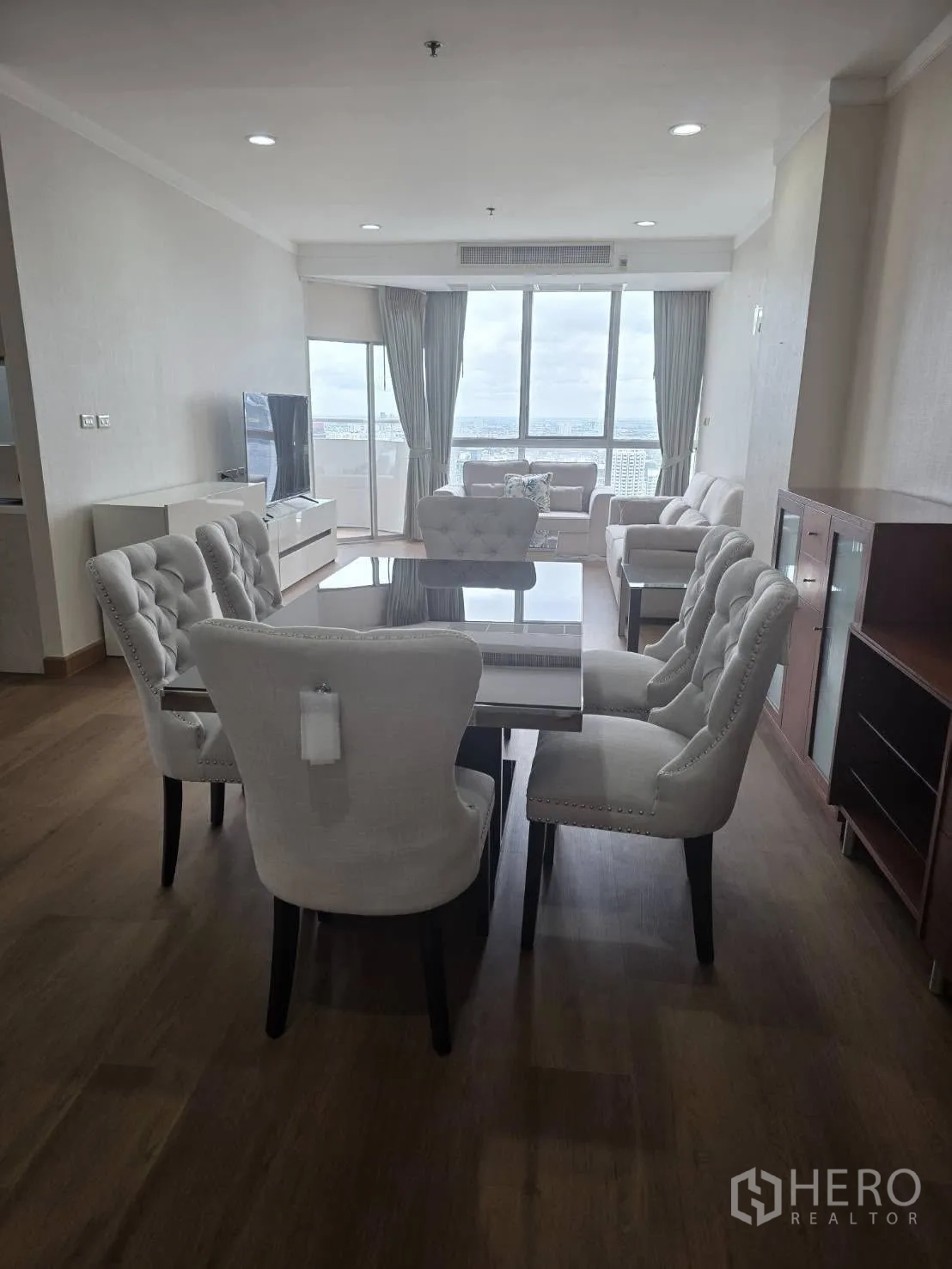 คอนโด ให้เช่าในKhlong Toei, Bangkok - โถงนั่งเล่น–ทานอาหารเปิดโล่งรับแสง พร้อมหน้าต่างบานใหญ่และวิวสกายไลน์