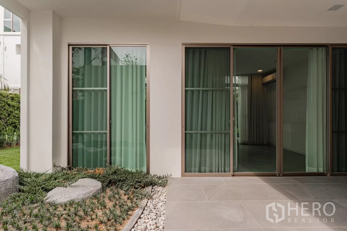 บ้าน ให้เช่าในSaphan Sung, Bangkok - ประตูกระจกบานเลื่อนจากห้องสู่สวนสไตล์เซนด้านข้าง