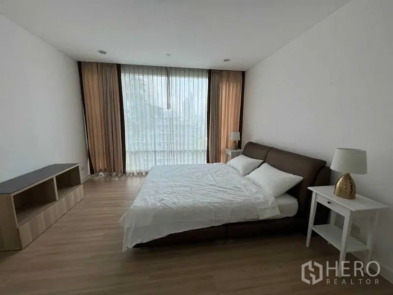 คอนโด ให้เช่าในWatthana, Bangkok - ห้องนอนหลักกว้าง ปูพื้นไม้ พร้อมหน้าต่างบานใหญ่และผ้าม่านโปร่ง