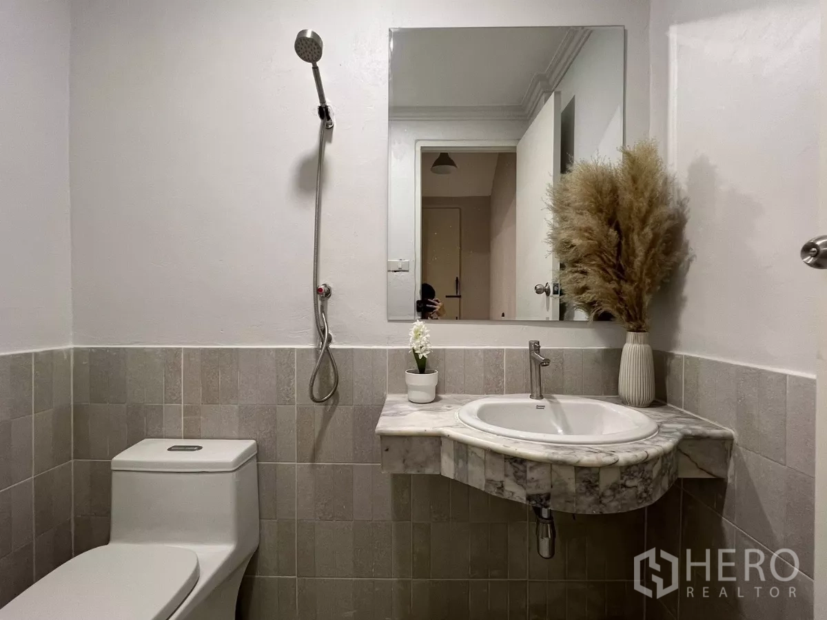 Townhouse for rent - Bathroom with walk-in shower, marble countertop vanity, large mirror and toilet.