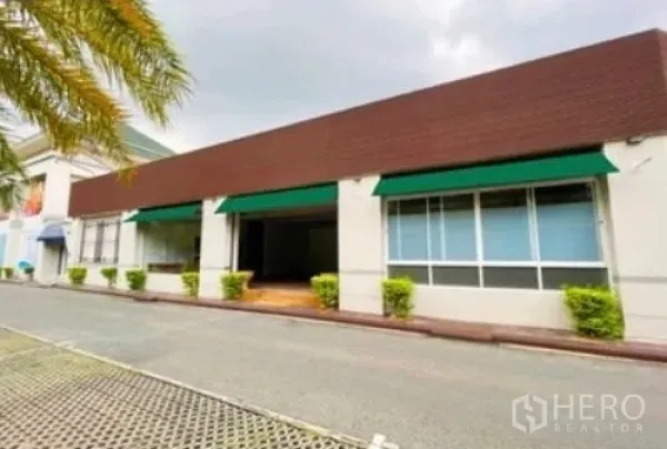 พื้นที่ขายปลีก ให้เช่าในPrawet, Bangkok - อาคารร้านค้าชั้นเดียวติดถนนในประเวศ มู่ลี่กันสาดสีเขียวและช่องหน้าต่างกว้าง