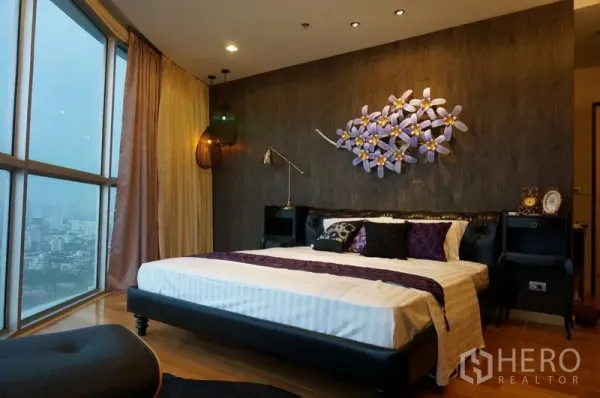 คอนโด ให้เช่าในWatthana, Bangkok - ห้องนอนใหญ่ติดกระจกวิวเมือง ผนังตกแต่งงานศิลป์ และไฟบรรยากาศรอบเตียงคิงไซส์