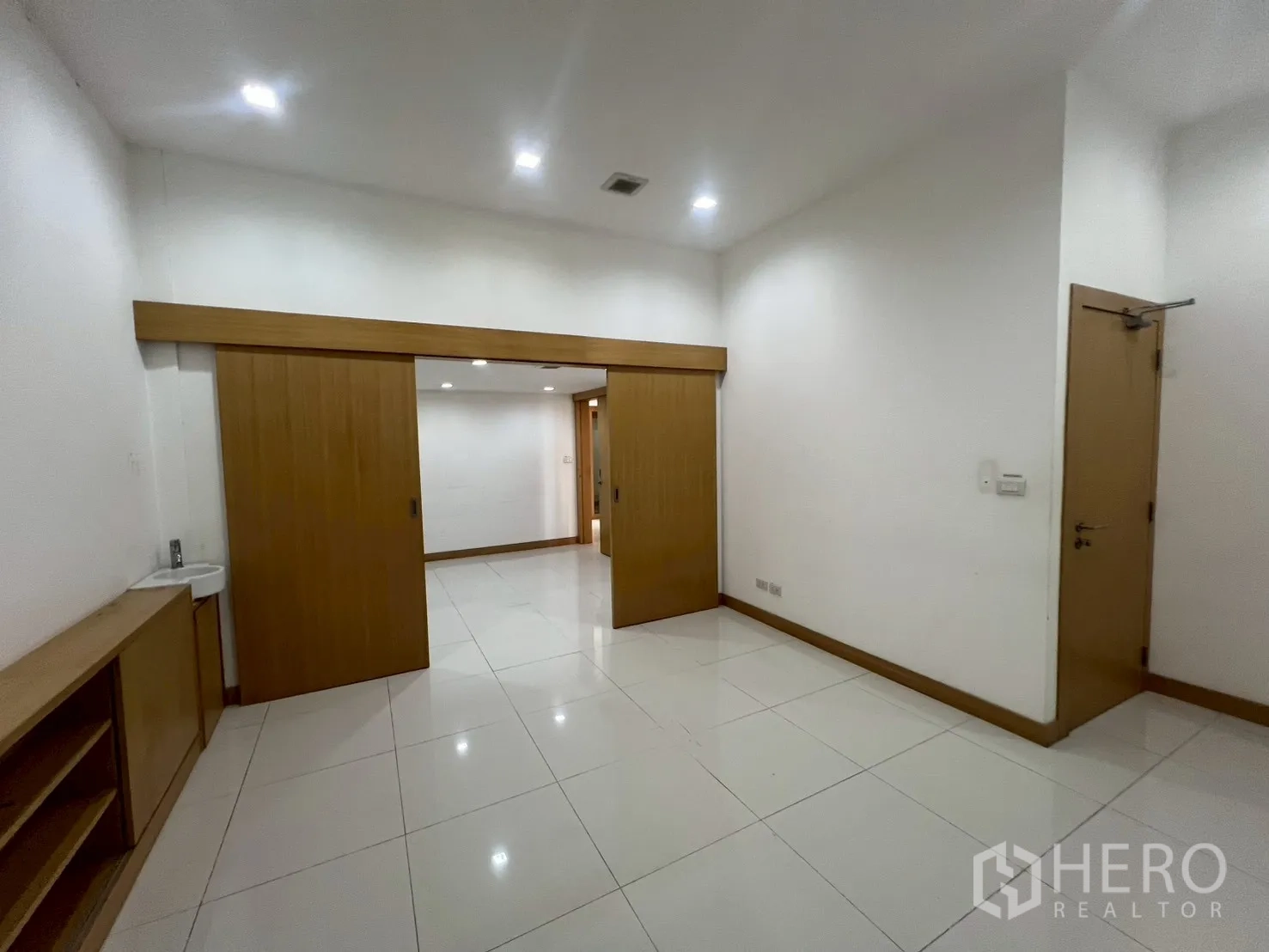 พื้นที่ขายของ for rent in Watthana, Bangkok - ห้องพร้อมประตูบานเลื่อนไม้ ไฟดาวน์ไลท์ และอ่างล้างมือขนาดกะทัดรัด