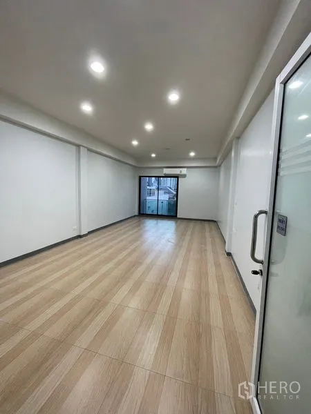 带办公室的家 出租在Chatuchak, Bangkok - 大开间，浅木地板，玻璃门通向阳台