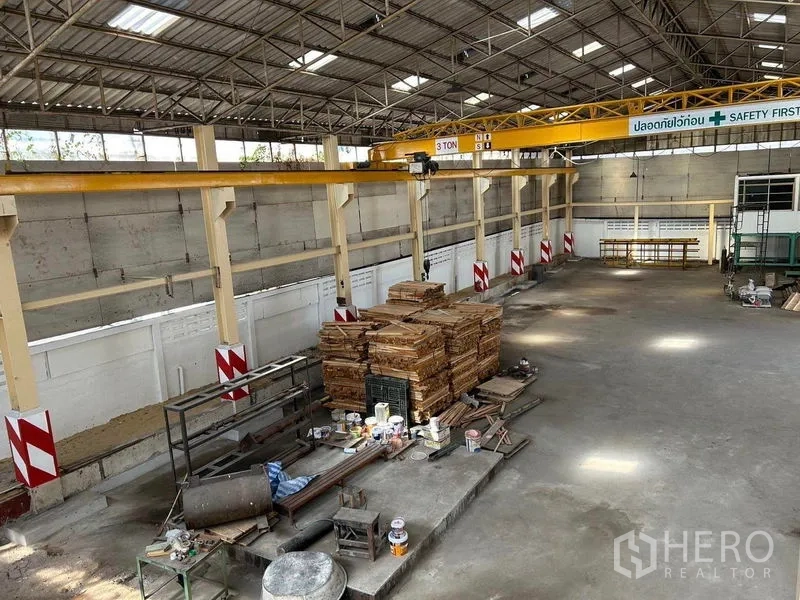คลังสินค้า ให้เช่าในMueang Samut Prakan, Samut Prakan - ภาพมุมสูงของพื้นที่ผลิต พร้อมเครนเหนือศีรษะขนาด 3 ตัน