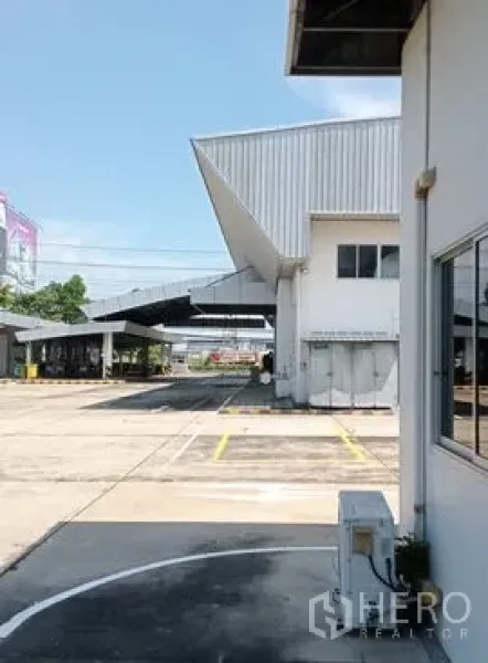 คลังสินค้า ให้เช่าหรือขายในLam Luk Ka, Pathum Thani - ทางสัญจรด้านข้างอาคาร มีหลังคาคลุมจุดโหลดสินค้า เข้ารถบรรทุกสะดวก