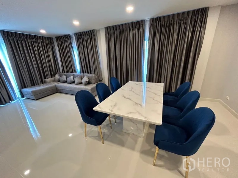 Detached House for rent in Bang Phli, Samut Prakan - Six-seat marble dining set on glossy tiled flooring.