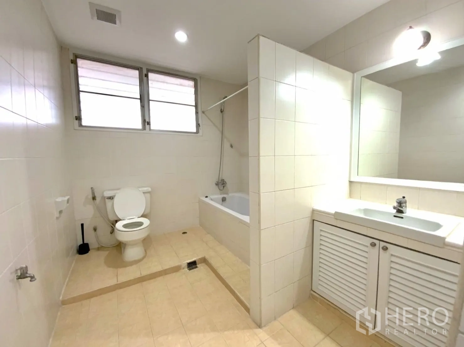 คอนโด ให้เช่าในWatthana, Bangkok - ห้องน้ำพร้อมอ่างอาบน้ำ อ่างล้างหน้า ตู้ใต้ซิงก์ และผนังกระเบื้อง