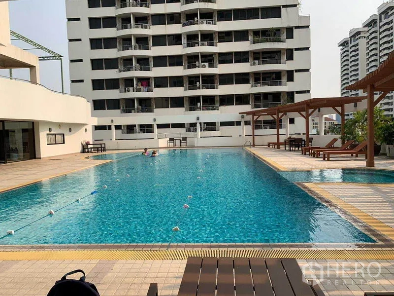 คอนโด ให้เช่าหรือขายในWatthana, Bangkok - สระว่ายน้ำกลางแจ้งพร้อมเตียงอาบแดด และอาคารคอนโดวิวเมือง