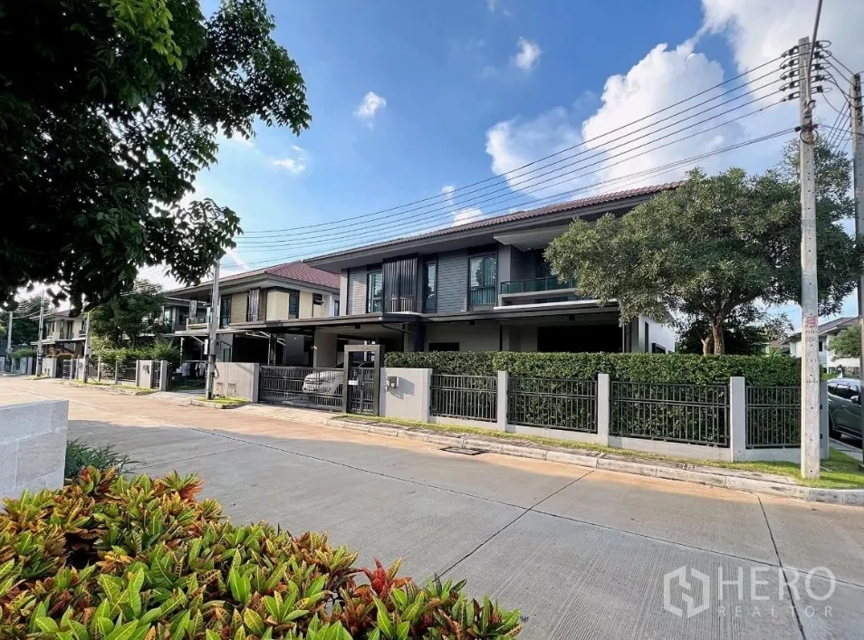 บ้าน ให้เช่าหรือขายในLam Luk Ka, Pathum Thani - มุมมองมุมถนนของบ้านเดี่ยวสมัยใหม่ริมถนนโครงการ