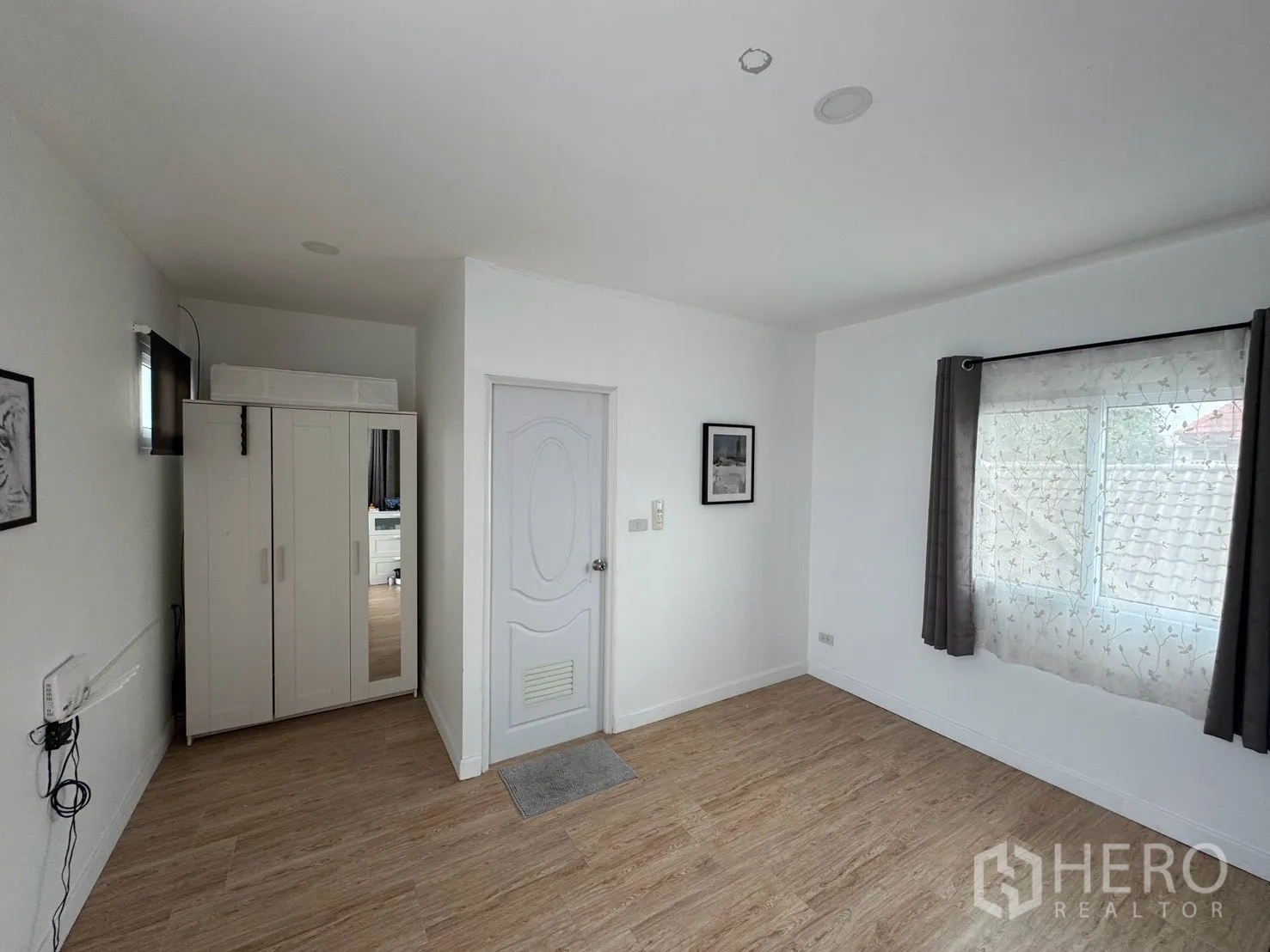 Detached House for rent in Saphan Sung, Bangkok - Alternate view of the gym or bonus room with wardrobe and curtained window.