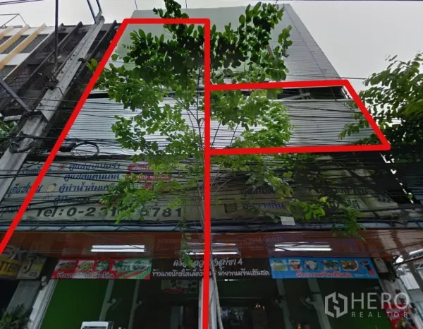 อาคารพาณิชย์ ให้เช่าในPhra Khanong, Bangkok - หน้าตึกที่ระบุทรัพย์ด้วยเส้นสีแดงให้เห็นขอบเขตชัดเจน