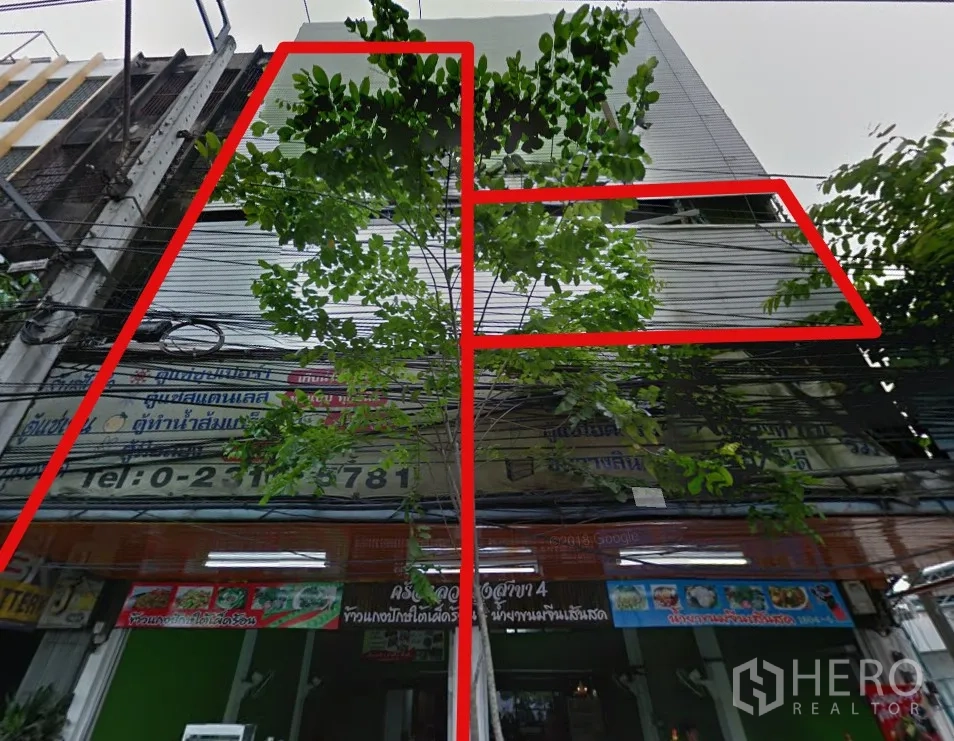 อาคารพาณิชย์ ให้เช่าในPhra Khanong, Bangkok - หน้าตึกที่ระบุทรัพย์ด้วยเส้นสีแดงให้เห็นขอบเขตชัดเจน