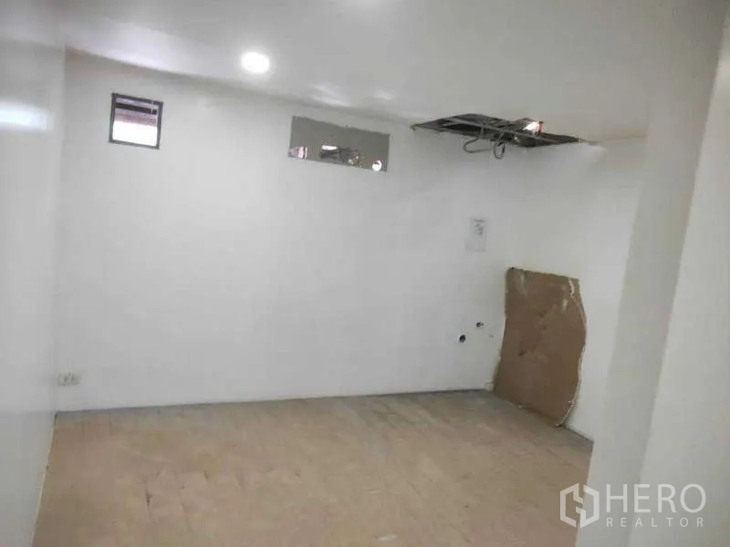 店屋 出售在Phra Khanong, Bangkok - 后部房间，小窗与天花检修口外露。