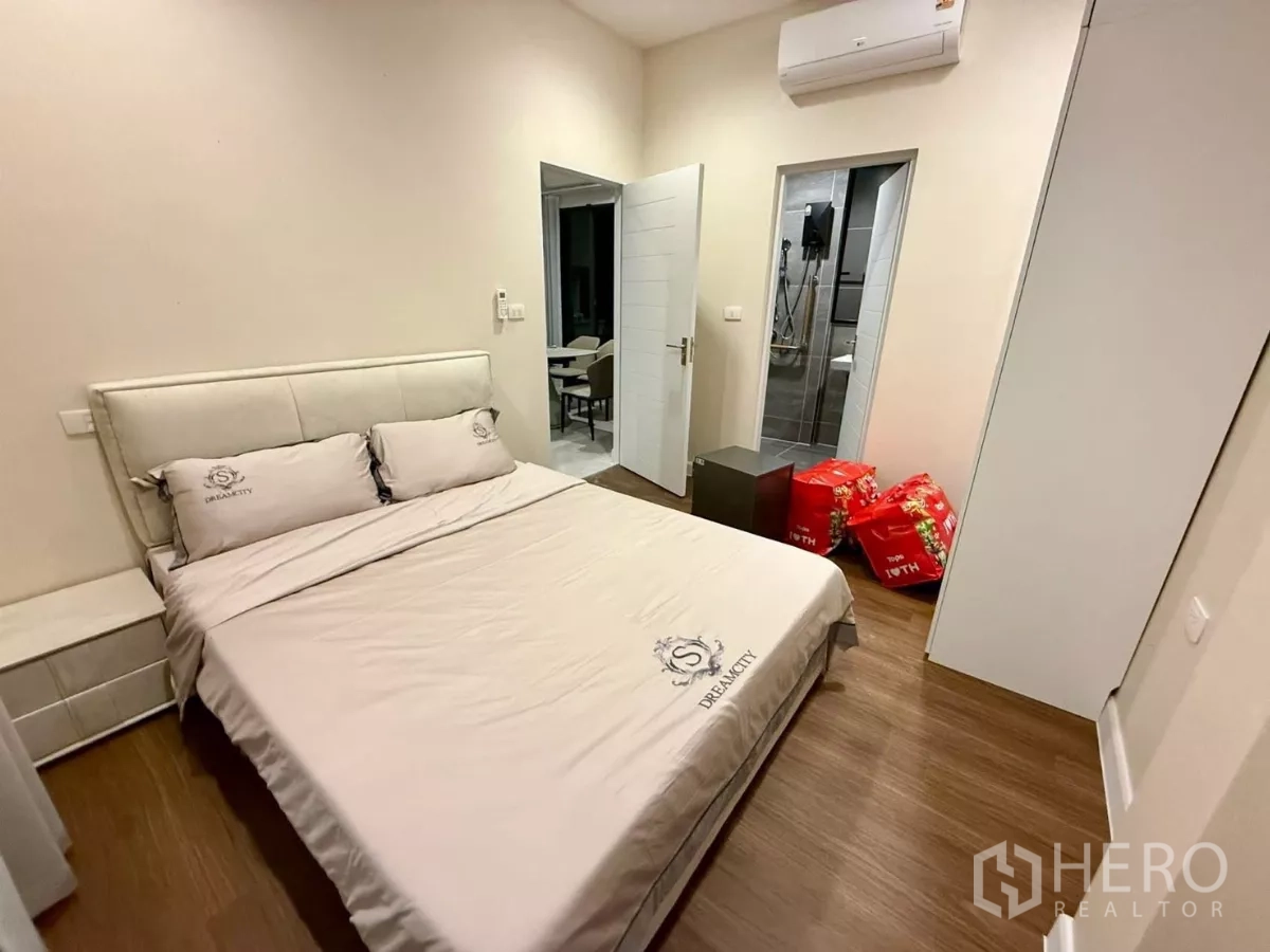 Detached House for rent in Bang Phli, Samut Prakan - Guest bedroom with double bed, air conditioning and door to en-suite bathroom.