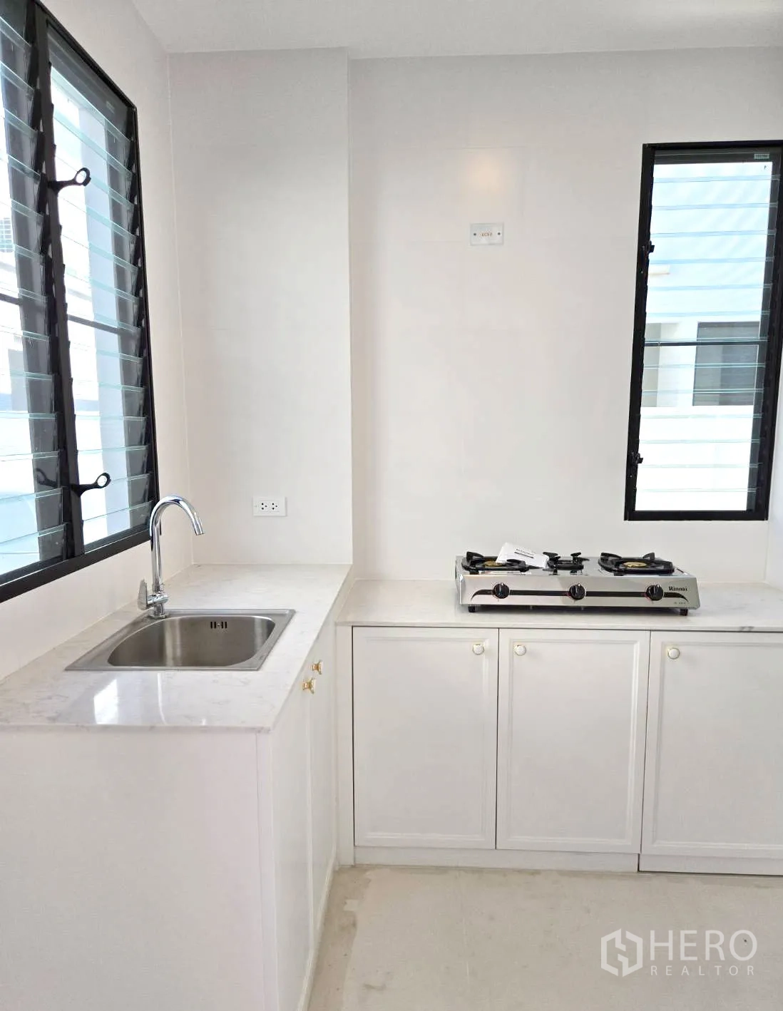Detached House for rent in Saphan Sung, Bangkok - Laundry room with Bosch washer and dryer and storage shelf.