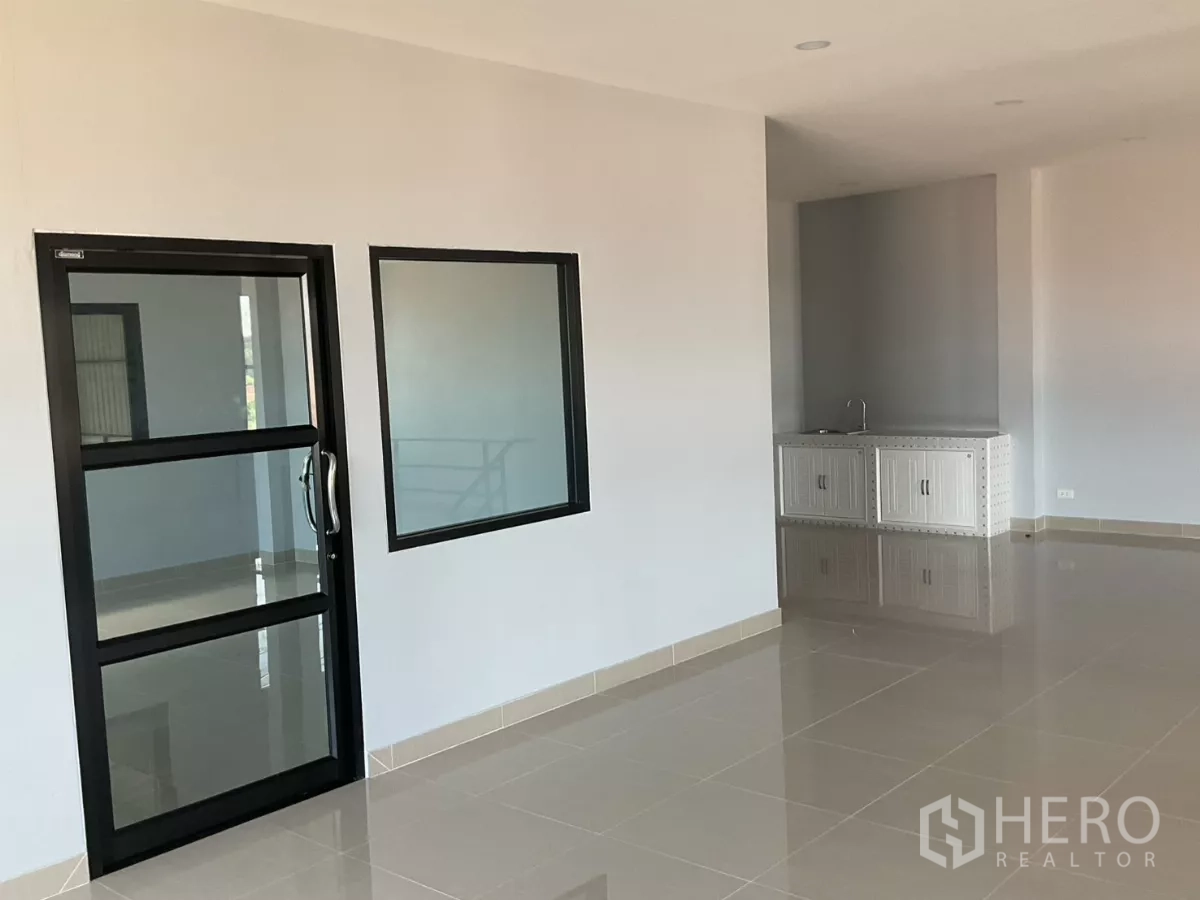 工厂 出售在Samut Sakhon - 办公区配备茶水间与玻璃门，抛光地砖