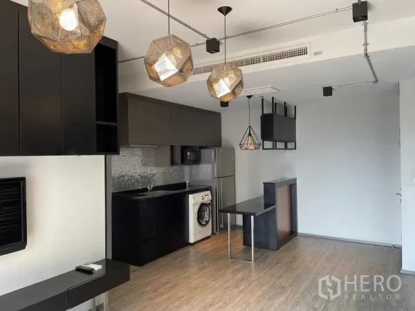 公寓 出售在Phaya Thai, Bangkok - 现代开放式厨房，黑色橱柜、吊灯与洗衣机，位于帕亚泰公寓内