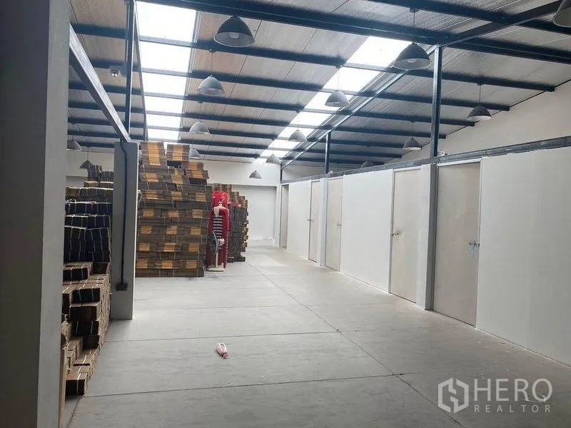 สำนักงานที่บ้าน ให้เช่าหรือขายในBang Khae, Bangkok - ฮอลล์โกดังมีสกายไลต์ กองสินค้า และห้องเก็บของแยกเป็นคูหา