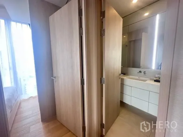 คอนโด ให้เช่า - โถงทางเดินประตูไม้เชื่อมห้องนอนและห้องน้ำ พร้อมตู้ล้างหน้า