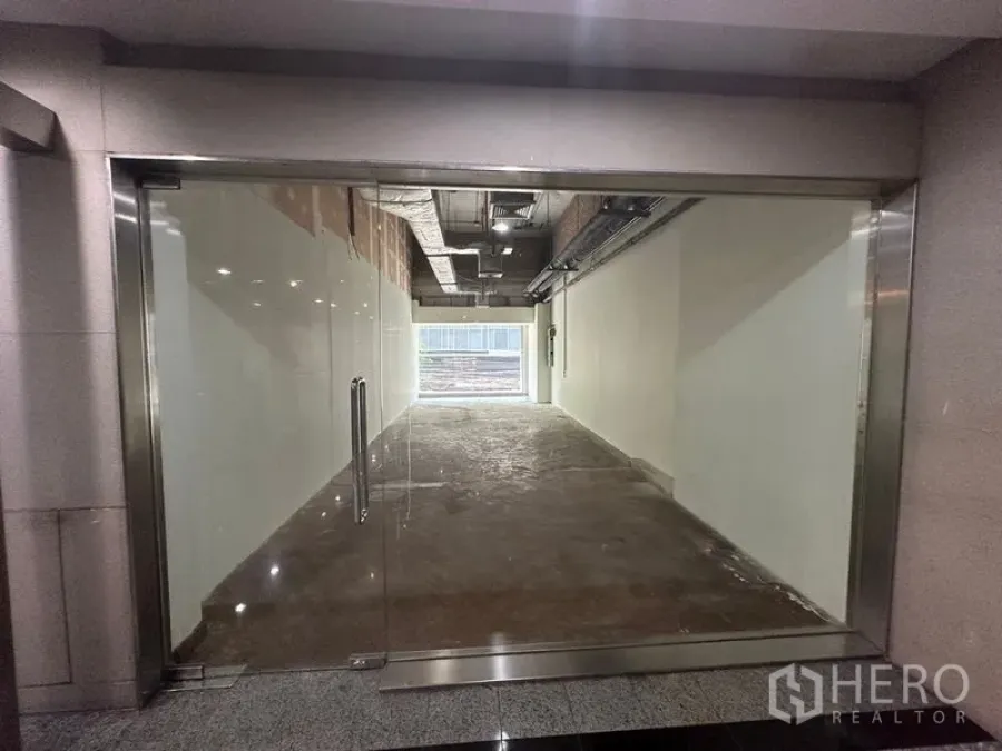 พื้นที่ขายปลีก ให้เช่าในWatthana, Bangkok - พื้นที่ค้าปลีกชั้นล่าง พร้อมประตูกระจกเต็มบาน กรอบอลูมิเนียม และห้องทรงยาวแบบเปล่า.