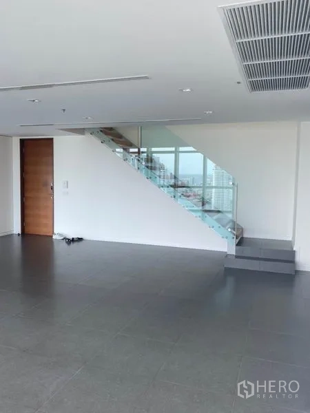 คอนโด ให้เช่าหรือขายในKhlong San, Bangkok - บันไดภายในราวกระจก ในพื้นที่อยู่อาศัยสไตล์ดูเพล็กซ์