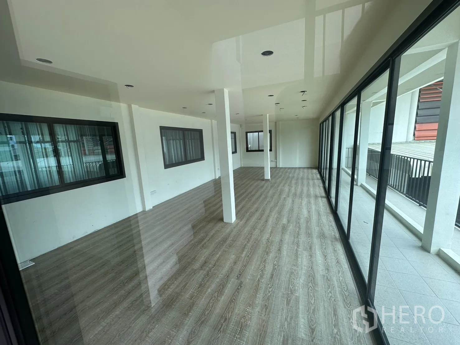 货栈 出租在Suan Luang, Bangkok - 玻璃幕墙的楼上办公室，木纹地板、采光充足。