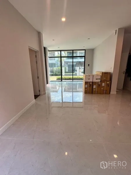 Detached House for rent or sale - Long bright open-plan room with marble-look tiles and floor-to-ceiling windows.