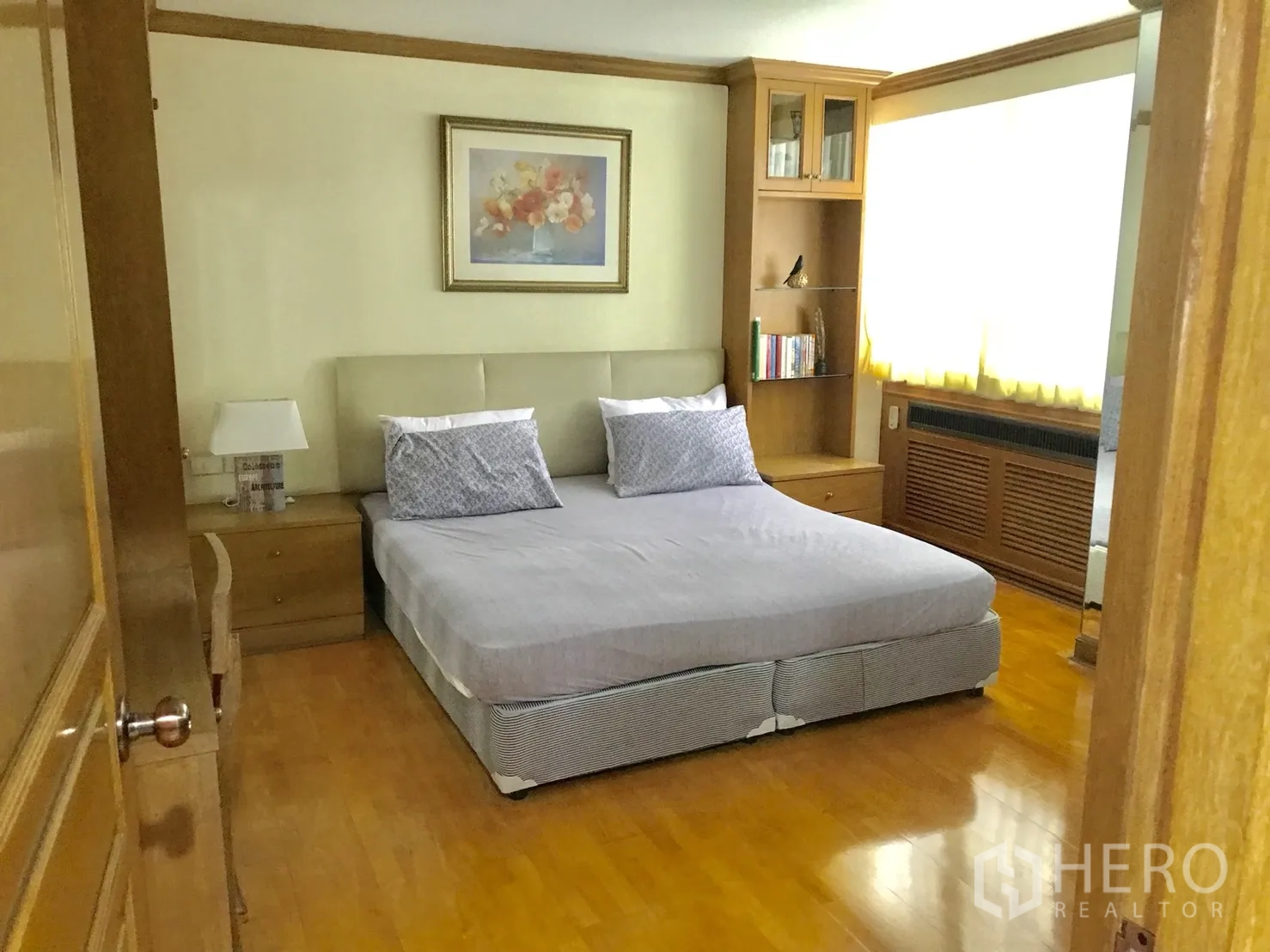 คอนโด ให้เช่าในWatthana, Bangkok - ห้องนอนที่สองพร้อมเตียงคิง ชั้นวางหนังสือ และหน้าต่างบานใหญ่รับแสงธรรมชาติ