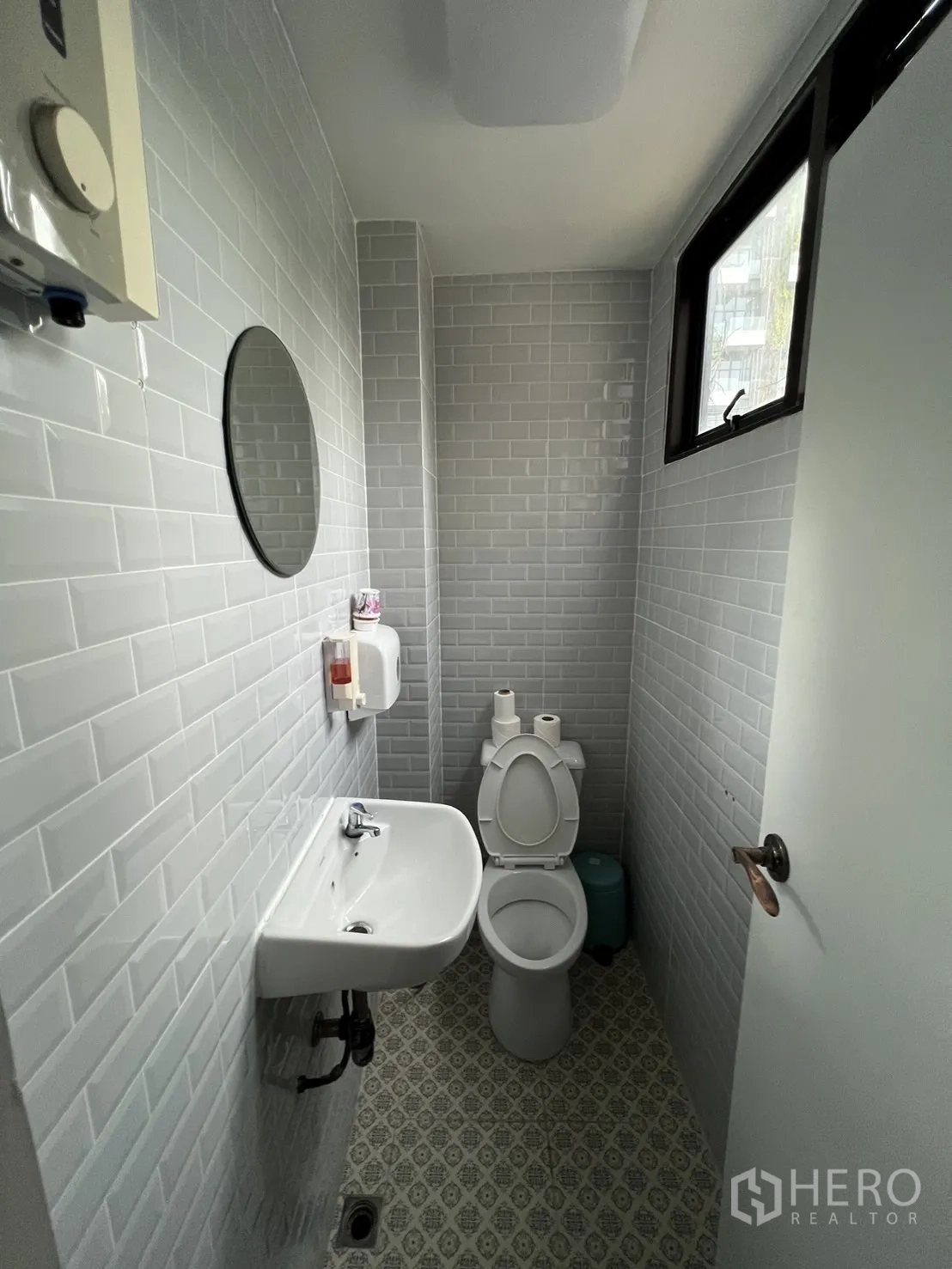 อาคารพาณิชย์ ให้เช่าหรือขายในWatthana, Bangkok - ห้องน้ำสว่าง หน้าต่างฝ้า กระเบื้องสีขาว และอ่างล้างมือ