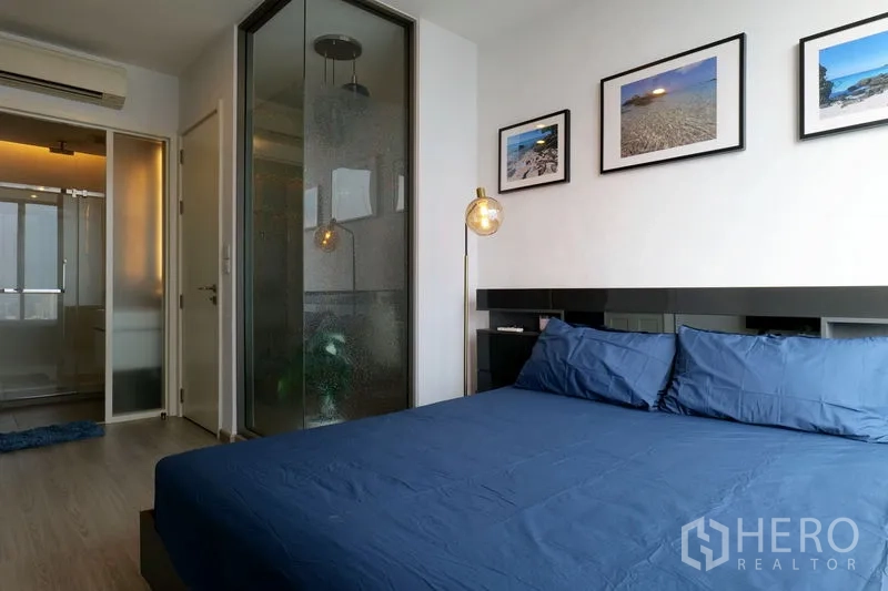 คอนโด ให้เช่าในWatthana, Bangkok - ห้องนอนกว้างพร้อมมุมผนังกระจกและทางเข้าห้องน้ำ