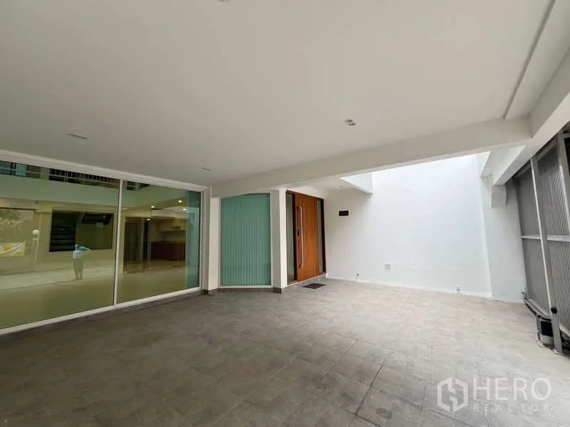 带办公室的家 出租在Khlong Toei, Bangkok - 带顶前院车位与整面玻璃立面。