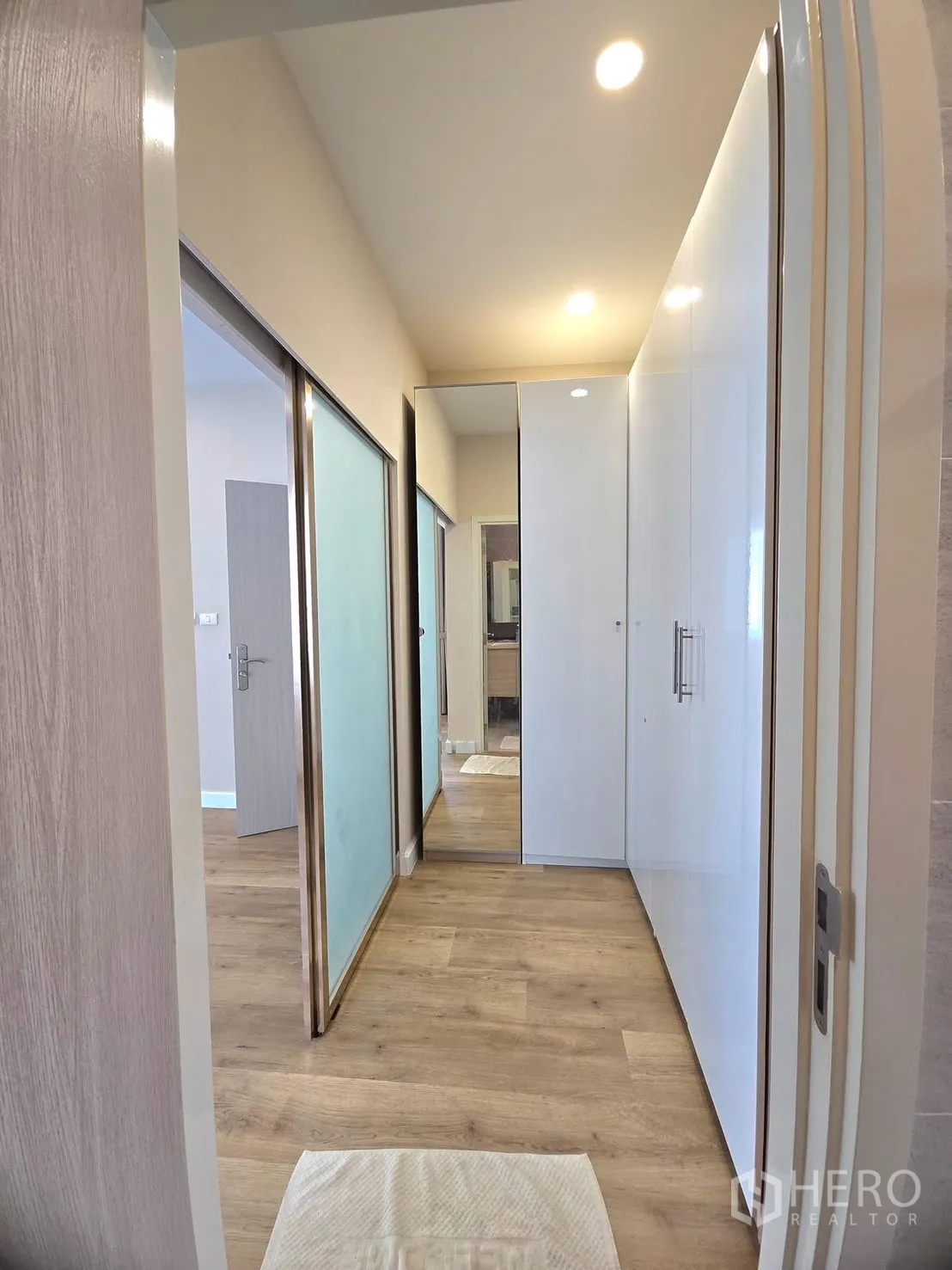 Detached House for rent in Lat Krabang, Bangkok - Walk-in corridor with built-in wardrobes and a full-height mirror.