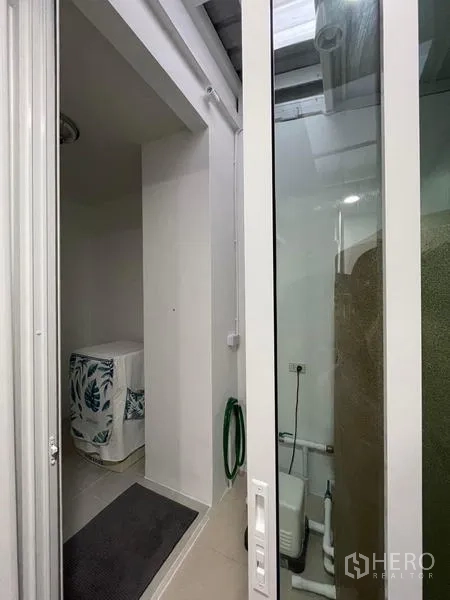 ทาวน์เฮาส์ ให้เช่าในSuan Luang, Bangkok - โซนซักล้างและบริการมีที่วางเครื่องซักผ้าและแทงก์น้ำ