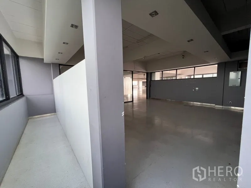 Office Space for rent in Mueang Samut Prakan, Samut Prakan - Corner office area with divider wall and wide perimeter windows.