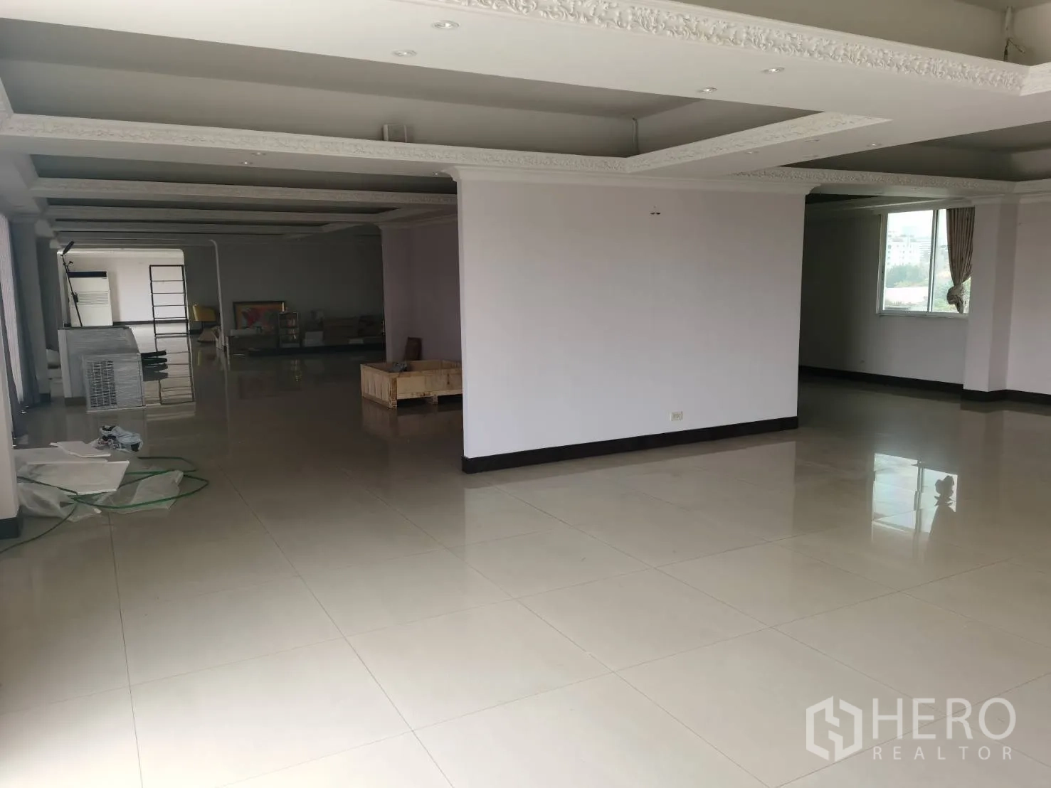 สำนักงานที่บ้าน ให้เช่าหรือขายในHuai Khwang, Bangkok - พื้นที่ทำงานโอเพ่นสเปซ หลายโซน ไฟดาวน์ไลต์ และพื้นกระเบื้อง