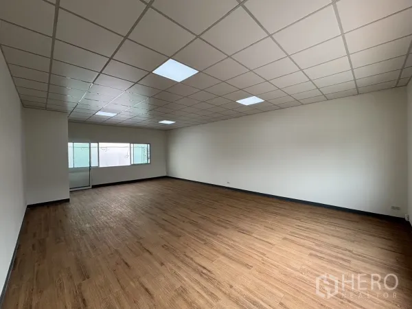 พื้นที่ขายปลีก ให้เช่า - ยูนิตค้าปลีกทรงสี่เหลี่ยมกว้าง ฝ้าไฟ LED และหน้าต่างบานยาว