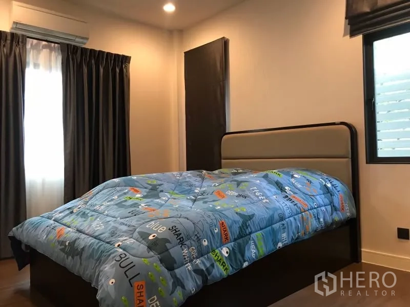 Detached House for rent in Bang Kapi, Bangkok - Kids’ bedroom with single bed, windows and blackout curtains.