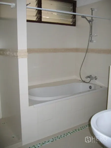 บ้าน ให้เช่าในWatthana, Bangkok - ห้องน้ำพร้อมอ่างอาบน้ำบิลต์อินและชุดฝักบัว