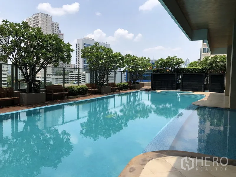 คอนโด ให้เช่าหรือขายในKhlong Toei, Bangkok - สระว่ายน้ำชั้นดาดฟ้าพร้อมที่นั่งพักผ่อน ต้นไม้ และวิวเมือง