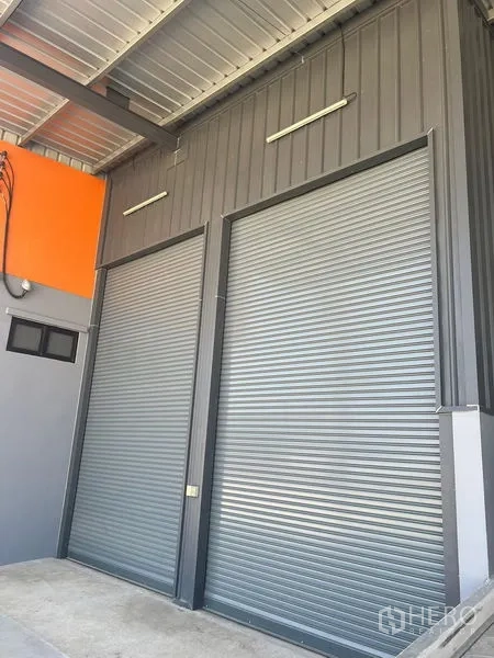 工厂 出租在Bang Pakong, Chachoengsao - 雨棚下的两扇金属卷帘大门装卸口。