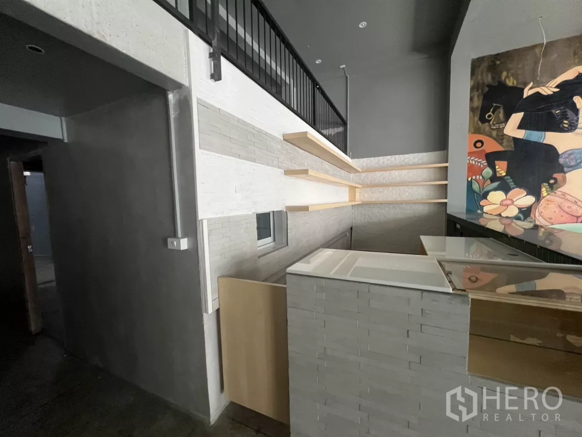 อาคารพาณิชย์ ให้เช่าในWatthana, Bangkok - มุมด้านข้างของเคาน์เตอร์พร้อมชั้นวางผนังและทางขึ้นชั้นลอย.